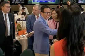 李泽楷跟员工聚餐仪态差，驼背明显，脖子前倾，走路腰板不能挺直图片