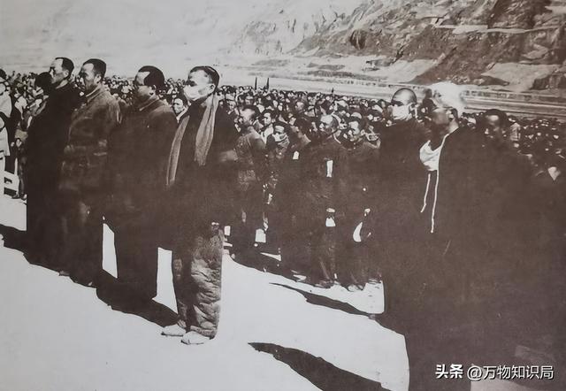李鹏总理儿媳罕见留影，五官端正长相大气，爷爷功勋卓著比肩元帅