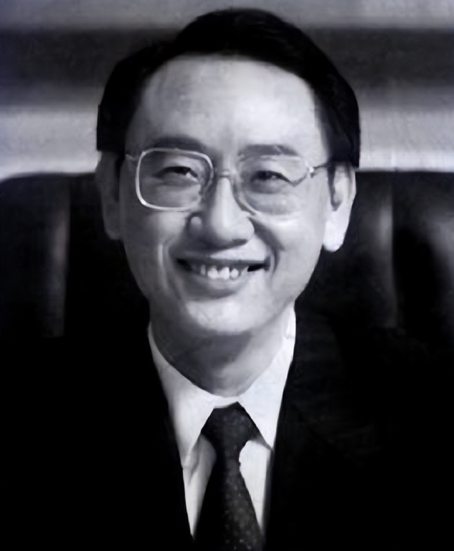 母亲是影后，父亲浦东开发第一人，继承上海百套房，21岁身价百亿