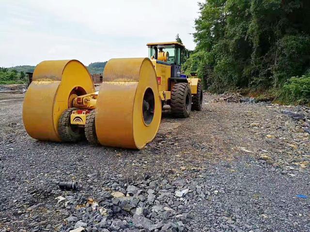 铲车带的冲击压路机破解水泥路面破碎难题施工指南