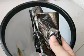 活了三十年才知道，平时套垃圾袋的方法都用错了，白活了半辈子图片