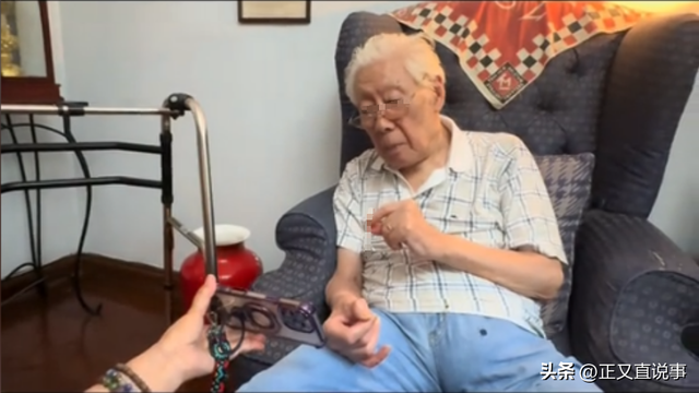 90岁焦晃现状堪忧：穿纸尿裤严重忘事，与小30岁妻子住无电梯顶层