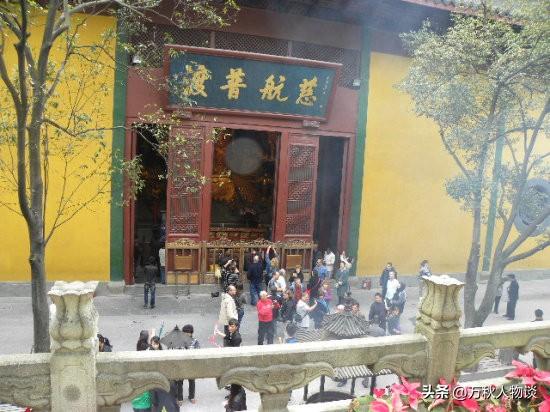 灵隐寺被骂上热搜，知情人爆料：一群和尚围着长条桌，上面堆满钱