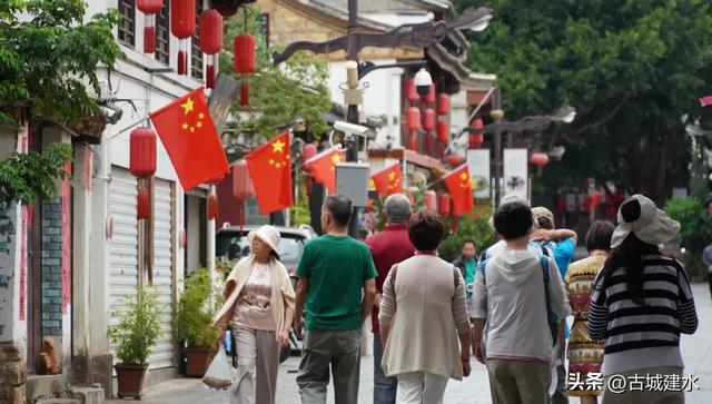 建水洋溢“中国红” 喜庆氛围迎国庆
