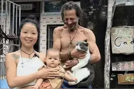 福建女子嫁外国流浪汉，婚后不工作不用手纸，靠捐赠养娃惹争议？图片