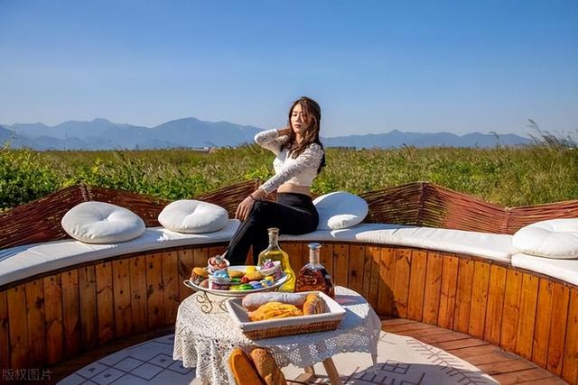 抛弃网红景点，反搞“村漂”，这届年轻人旅游，正炒火下一个行业