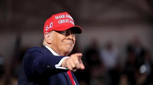 中美上桌谈判前，特朗普通知中国，一个不变，白宫已踢走反华官员