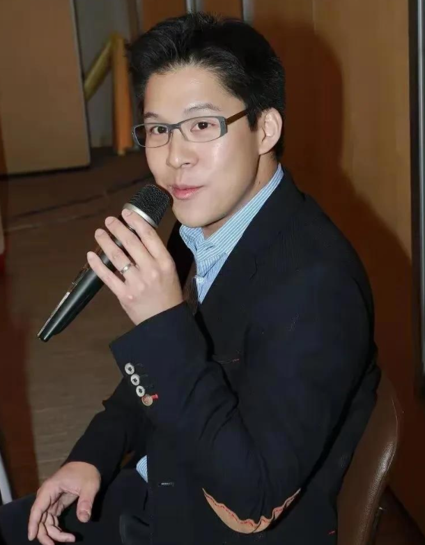 三连升！霍启刚官宣喜讯，新身份给郭晶晶长脸，让李嘉诚不敢吭声