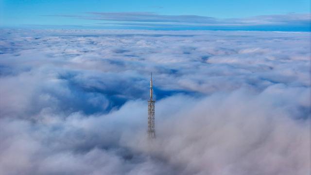 秋雨之后，泰山之巅云海翻涌似仙境