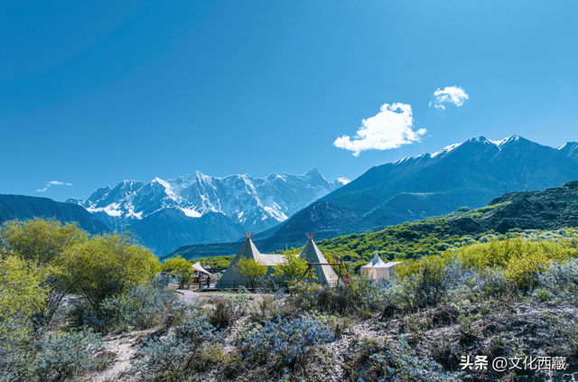 对不起，这看日照金山、流星、沙漠和雪山同框的宝藏地，我写晚了！