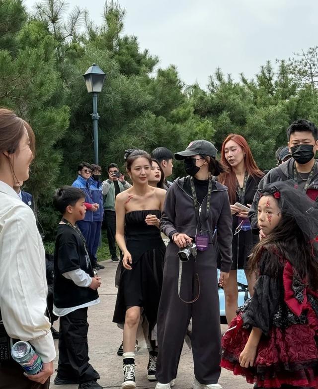 北京环球影城偶遇明星，佟丽娅露“副乳”太尴尬，46岁董璇脸垮了