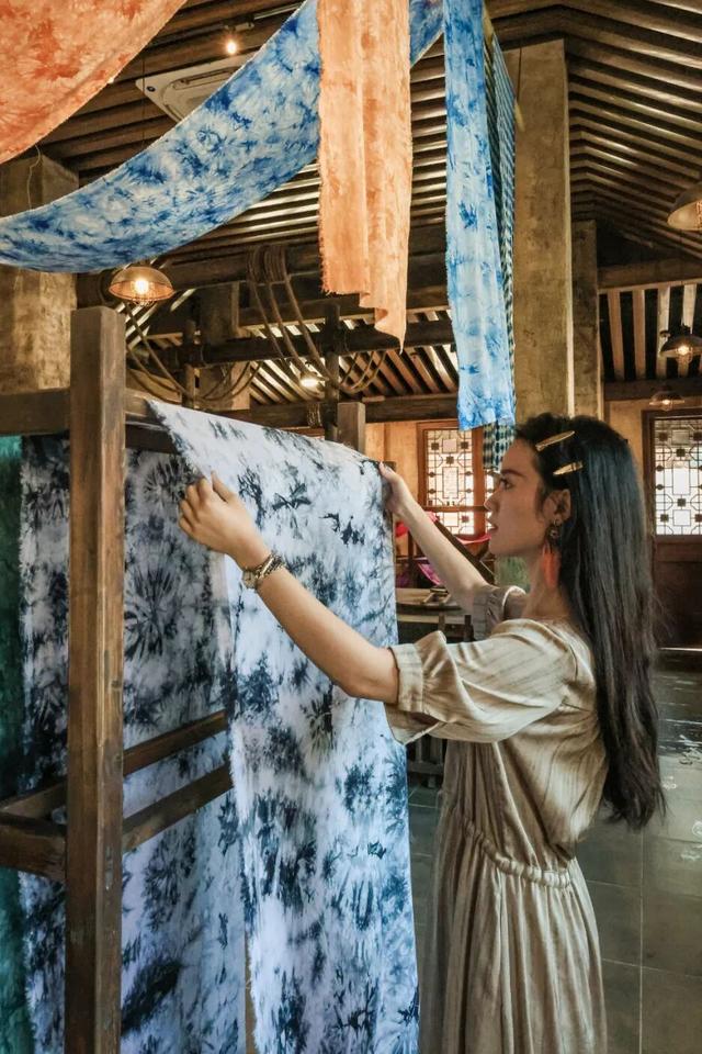 宜宾冠英古街秋假遛娃指南：非遗扎染、燃面研学、江边喂鱼，一站式玩透！