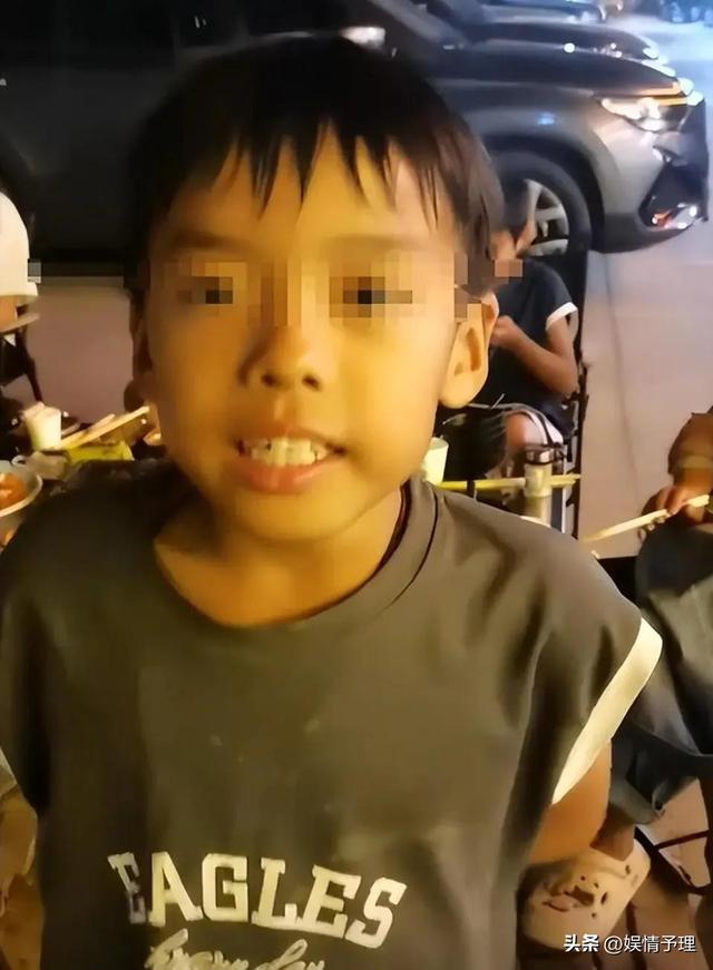 亲爹把儿子扔新疆国道上，妈妈烈日徒步1.5公里寻找，后续很寒心