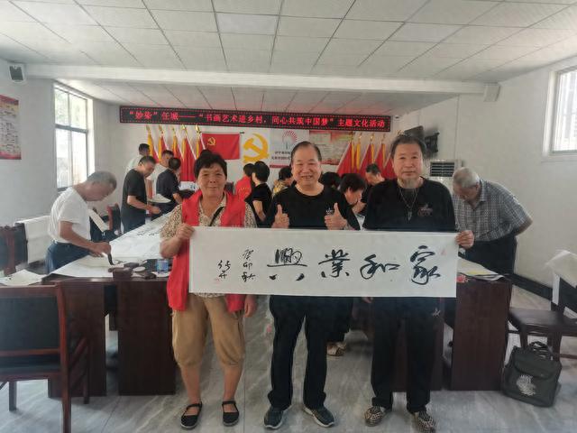 书画名家捐赠墨宝 助力乡村文化建设