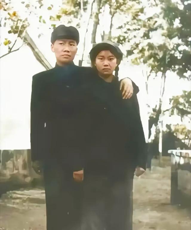 这是刘思齐和毛岸英的真实合影，并非演员扮演，货真价实的照片