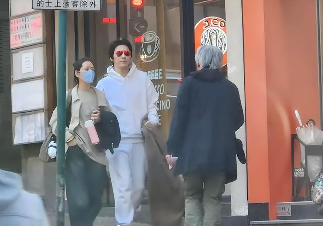 香港街头偶遇郭碧婷向佐，两人恩爱同框，向佐正常穿衣变清爽帅气