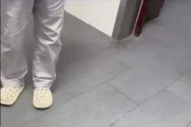 上海一男保洁擅闯女厕？管理方：暂做不到男女厕分别由同性打扫图片