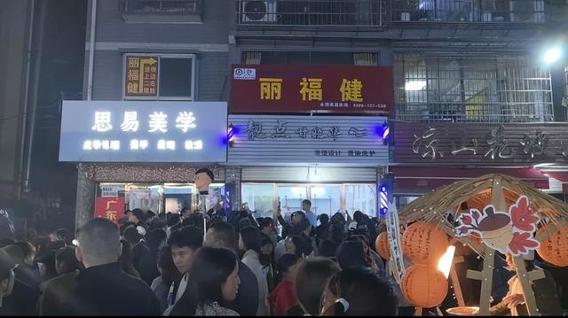 理发店一年倒闭30万家，不是缺客人不是电商冲击，而是自己作垮的