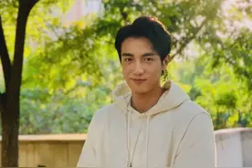 萧亚轩前男友黄皓官宣当爸爸，一只小狗，牵起了他和女邻居的爱情图片