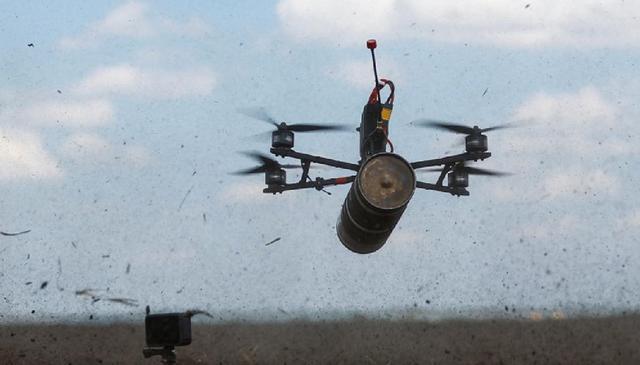 浓雾致乌军无人机全盲！俄军骑摩托冲进城区，乌补给线仅剩九英里