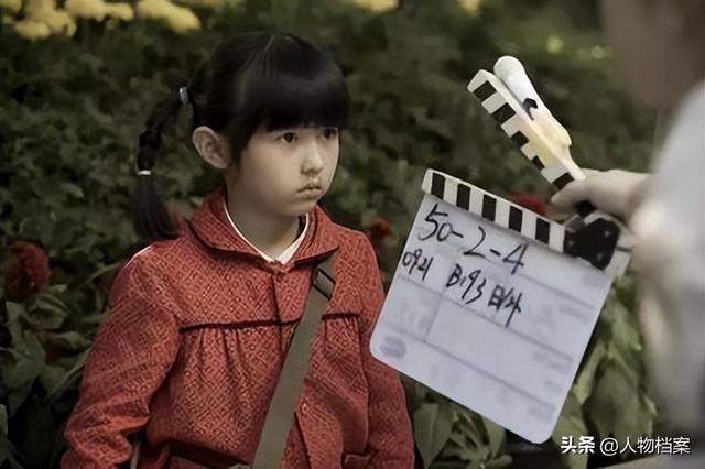 张子枫丝巾裹胸，曝浑身伤痕胸前、手臂都有，才懂成龙话的含金量