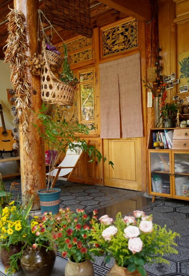 退休8年，换了3种旅行方式都放弃后，才发现人老了这样旅行更自在