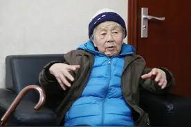 上海91岁老太退休金过万，手握百万现金却每天吃馒头，只为做一事图片