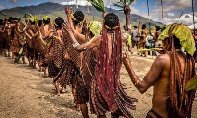 世界上最残忍部落：当亲人去世，关系最亲的女性必须断掉一根手指