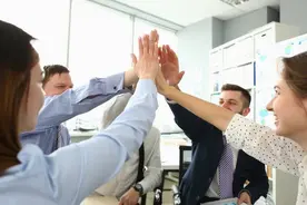 如何聪明回应女人“索要红包”，左右都不吃亏？图片