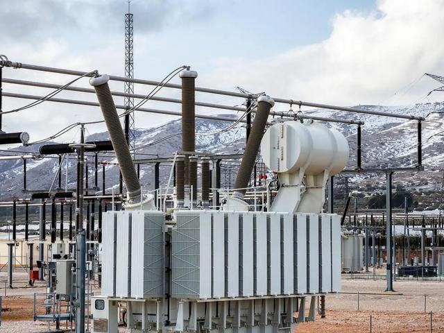 马斯克预言成真！全球争抢的不是芯片	，而是中国20万一台的变压器