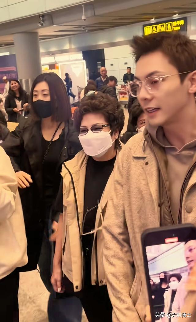 陈伟霆爱人北京豪宅晒照，何穗产后腰细身瘦，陈妈妈来京看孙子