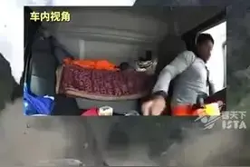 秘鲁一公路旁发生山体滑坡 大量巨石滚落而下砸扁过路车辆 后车被砸瞬间 司机跳车逃生图片