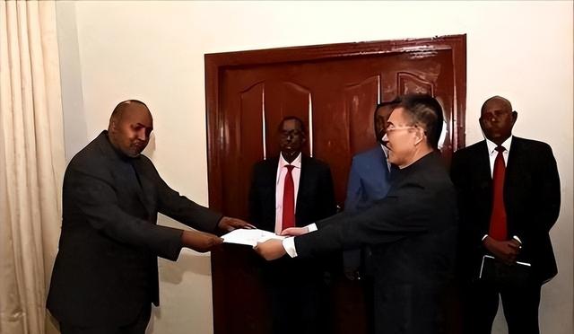 购买中国战斗机不给钱	，7次追债都没还，这个嚣张小国报应来了