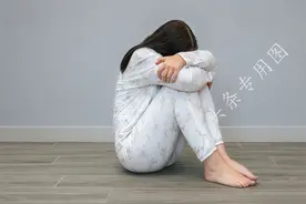 86年，我正在割苞米，村长家女儿朝我走来，3年后她成了我媳妇图片