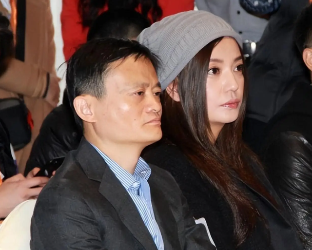 落毛的凤凰不如鸡？前途尽毁	、家也散了	，但好在赵薇还有一个靠山