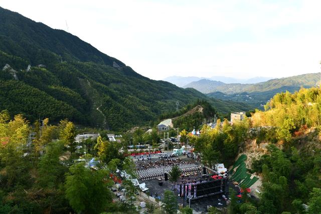 湖北通城：高山帐篷露营点亮夏日“凉经济”