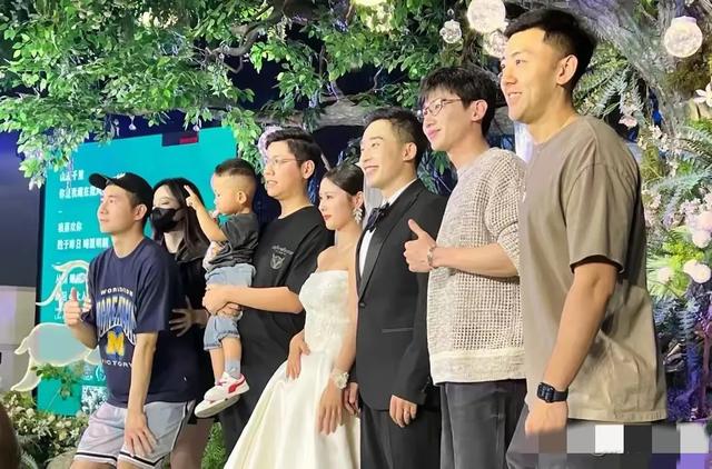 白敬亭带宋轶参加发小婚礼，这装扮也普通了，网友:没有新郎帅