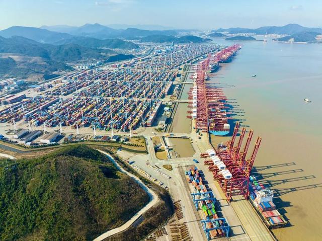 首个美国集装箱货船被收446万，反制政策正式生效，多艘货船掉头