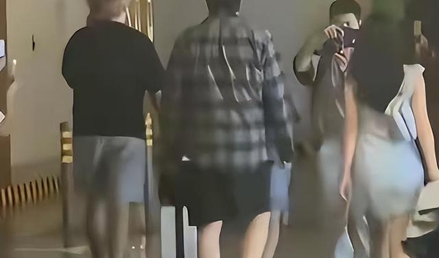 贴身尾随王楚钦女子已社死，知情人曝光身份，45岁仍单身目的不纯