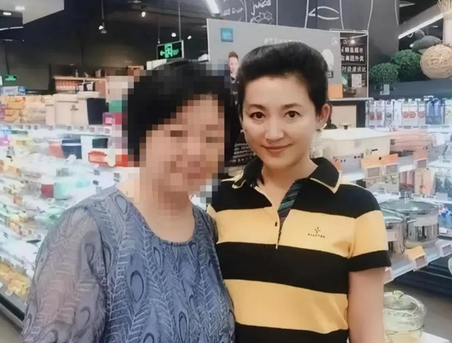 曾为著名央视主持人的王小丫，两次婚姻均未怀孕，如今成普通大妈