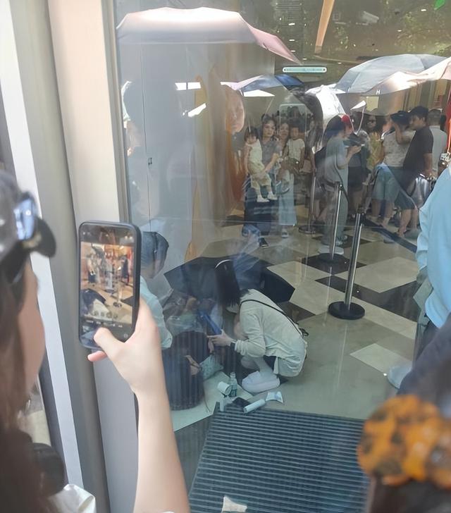 上海某潮牌店前最触目惊心的一幕：病态现象，祸害了多少中国女性