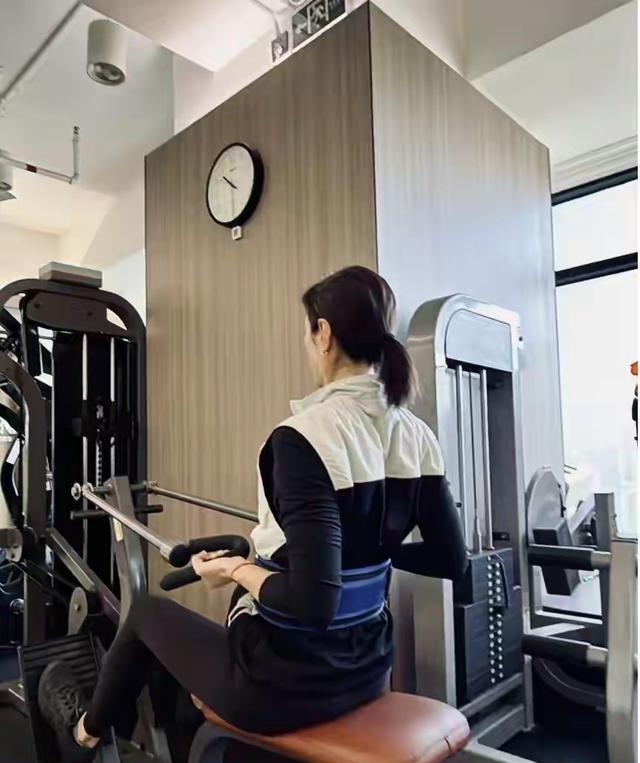 42岁沈佳妮健身照，腰臀比封神	，终于懂朱亚文为啥说生理性喜欢