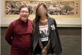 60岁水均益现身加拿大，又胖又老模样大变，网友：肚子大到像怀孕图片