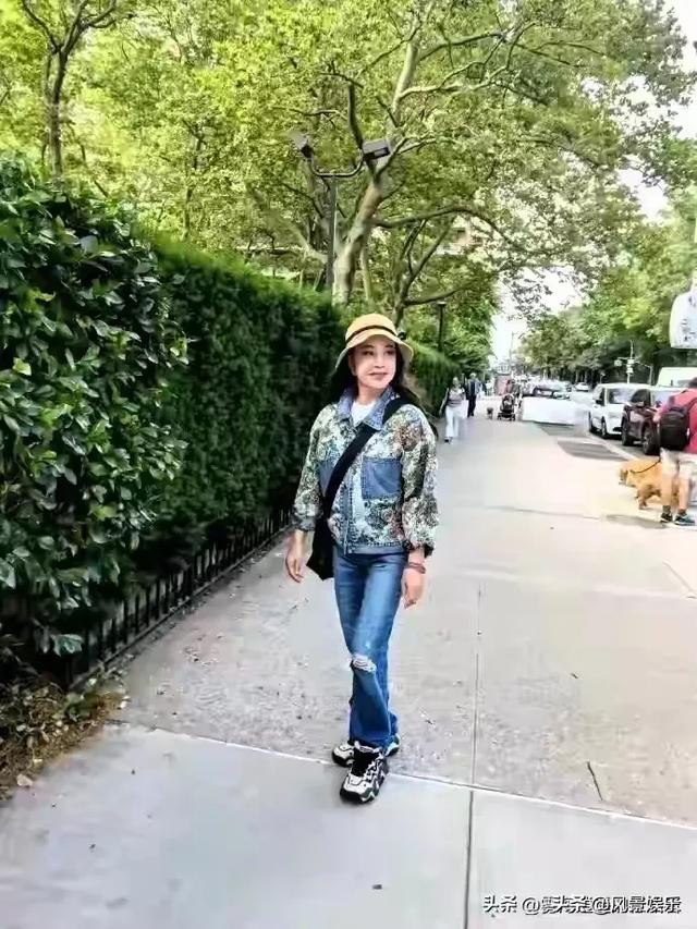 75岁刘晓庆出门散步 穿着打扮很时尚 时髦感赶上00后了 还状态满满