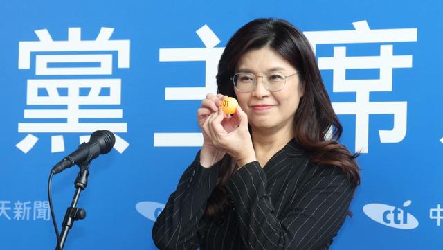 登机赴京前，郑丽文公布人事名单，朱立伦回应特殊	，不准打破惯例