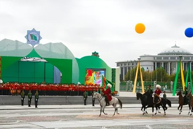 探访中亚最神秘国度：全境断网、满街白车，真实生活超乎想象