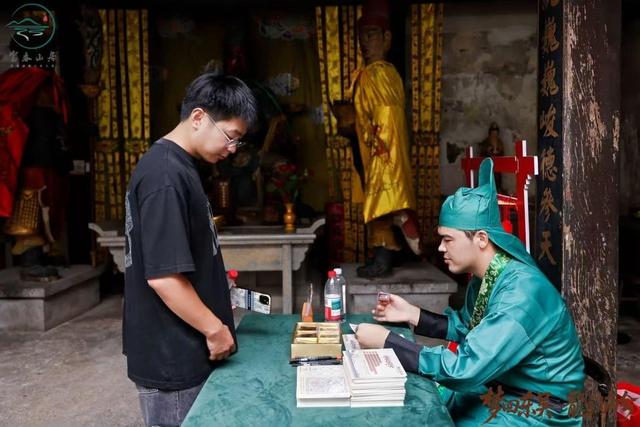 国庆中秋长假首日“炸”场！龙门古镇逛到腿软停不下来，美食吃到扶墙走！