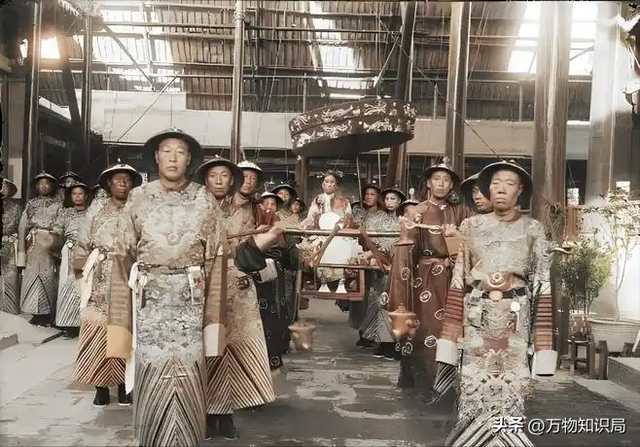 1983年慈禧墓开棺老照片：出土时全身长白毛，牙齿和指甲保存完整
