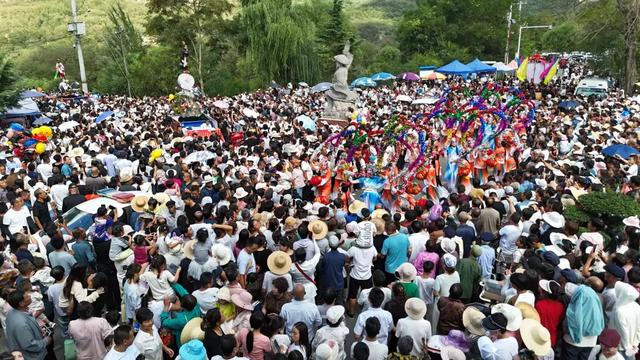 秦皇湖畔,数万游客畅游山水美景、乐享文化盛宴!