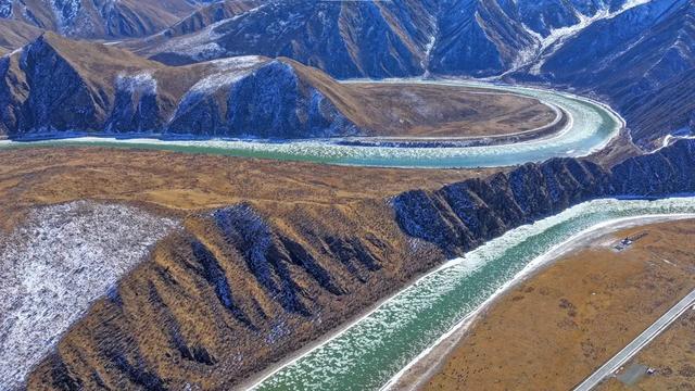 甘肃玛曲:流凌逐浪黄河岸冰花绽作雪域笺